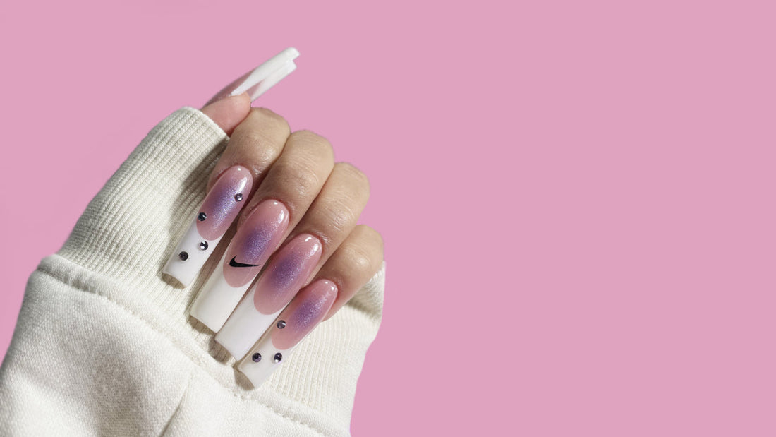 7 errores comunes al aplicar uñas acrílicas y cómo evitarlos (Guía 2025)
